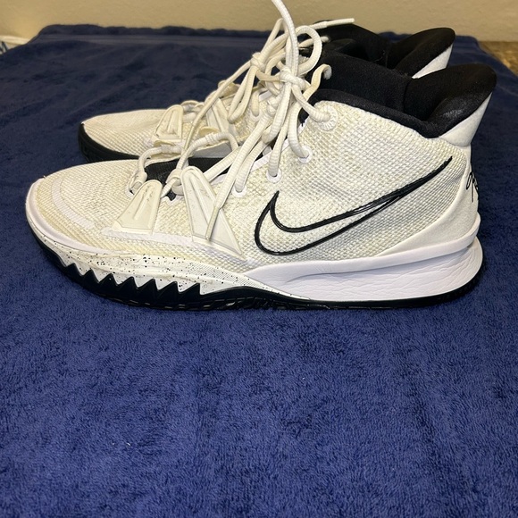Nike Kyrie Infinity Basketball Shoes Lace Up Men’s White/Black Size 11.5 - Picture 7 of 15